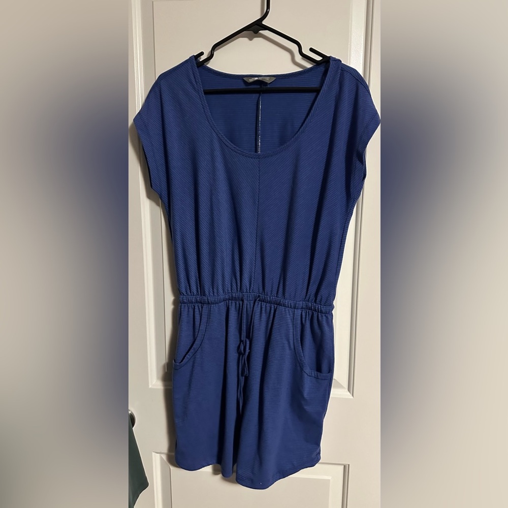 Comfortable and neutral dress size M.